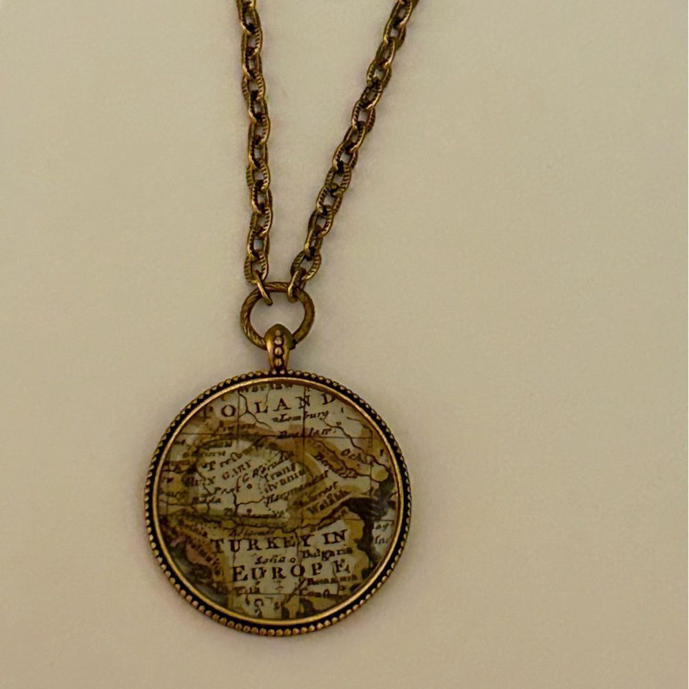 NWOT gold toned compass long necklace.‎